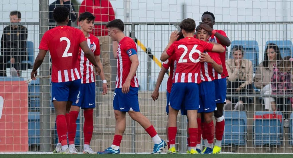 Los jugadores del Atlético celebran uno de los goles.