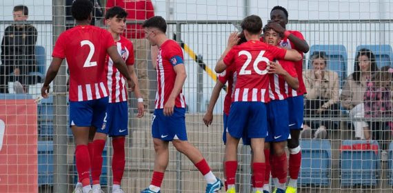 Los jugadores del Atlético celebran uno de los goles.