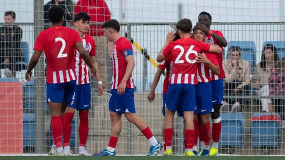 Los jugadores del Atlético celebran uno de los goles.