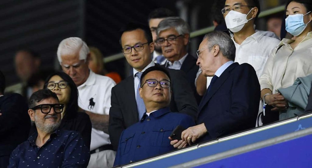 Chen Yansheng y Florentino Pérez, en el palco de un Espanyol-Real Madrid.