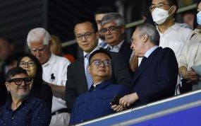 Chen Yansheng y Florentino Pérez, en el palco de un Espanyol-Real Madrid.