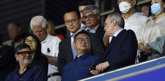 Chen Yansheng y Florentino Pérez, en el palco de un Espanyol-Real Madrid.