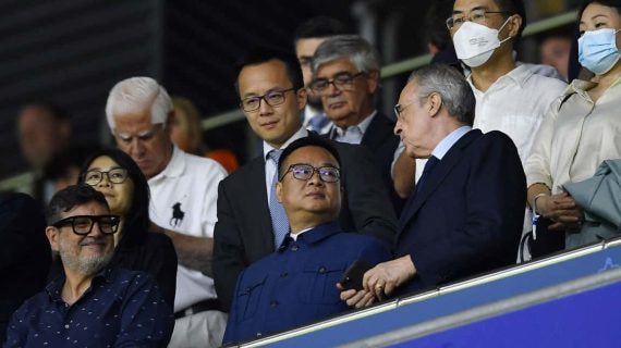 Chen Yansheng y Florentino Pérez, en el palco de un Espanyol-Real Madrid.