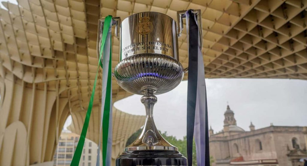La Copa del Rey de 2022 expuesta en las Setas de la Encarnación, en Sevilla.
