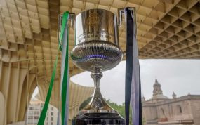 La Copa del Rey de 2022 expuesta en las Setas de la Encarnación, en Sevilla.