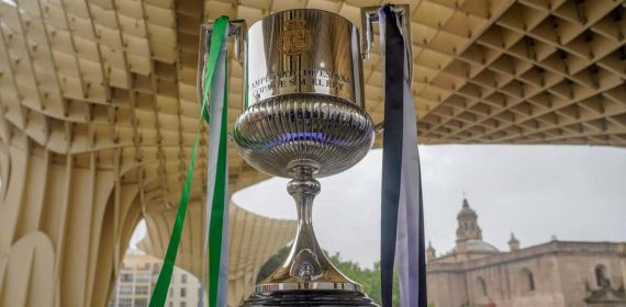 La Copa del Rey de 2022 expuesta en las Setas de la Encarnación, en Sevilla.