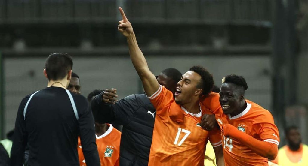 Costa de Marfil celebra el triunfo ante Uruguay.