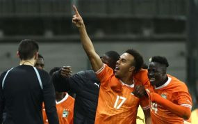 Costa de Marfil celebra el triunfo ante Uruguay.