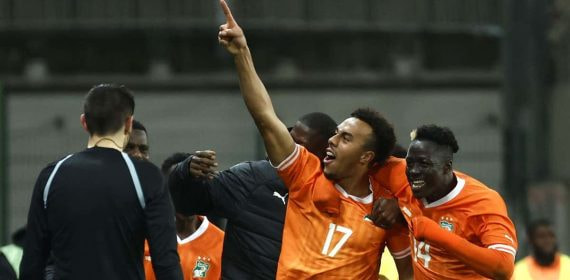 Costa de Marfil celebra el triunfo ante Uruguay.
