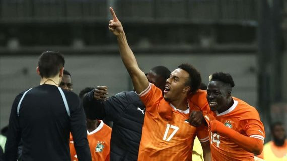 Costa de Marfil celebra el triunfo ante Uruguay.