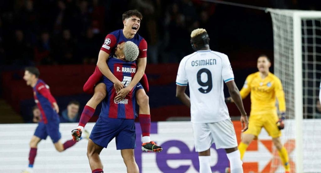 Pau Cubarsí, aupado por Araujo tras conseguir la clasificación para cuartos de la Champions.