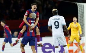 Pau Cubarsí, aupado por Araujo tras conseguir la clasificación para cuartos de la Champions.
