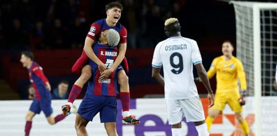Pau Cubarsí, aupado por Araujo tras conseguir la clasificación para cuartos de la Champions.