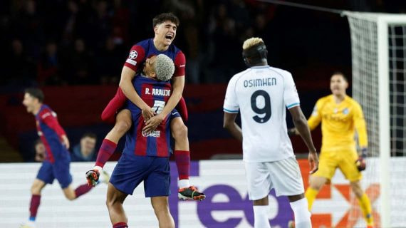 Pau Cubarsí, aupado por Araujo tras conseguir la clasificación para cuartos de la Champions.