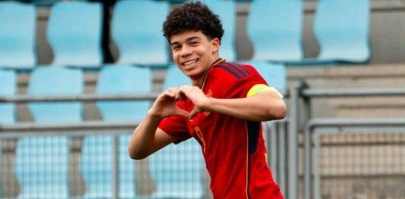 Enzo Alves, hijo de Marcelo, celebra su primer gol con la Sub-15 de España.