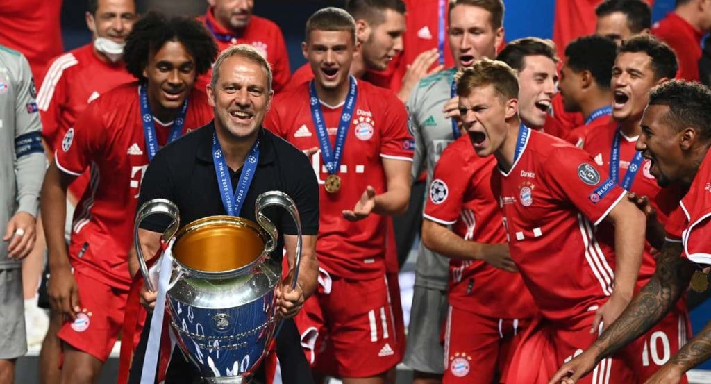 Hansi Flick levanta la Champions del Bayern de 2020 en Lisboa.