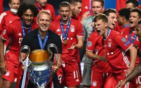 Hansi Flick levanta la Champions del Bayern de 2020 en Lisboa.