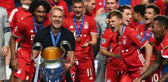 Hansi Flick levanta la Champions del Bayern de 2020 en Lisboa.
