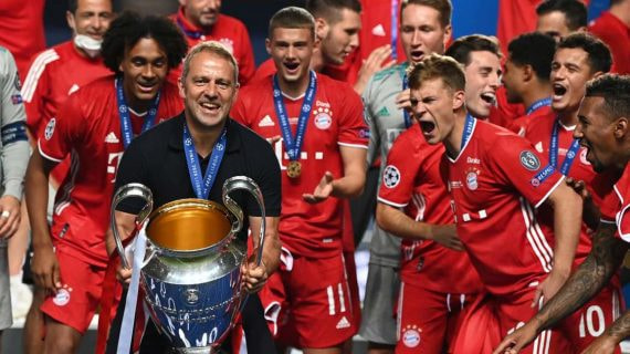 Hansi Flick levanta la Champions del Bayern de 2020 en Lisboa.