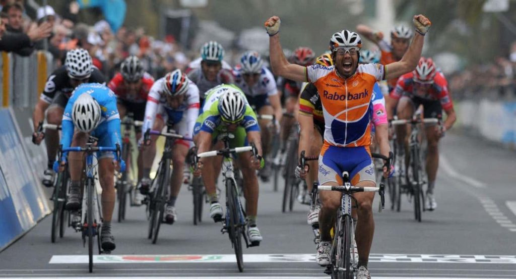 Óscar Freire celebra tras ganar en 2010 la Milán-San Remo por tercera vez en su carrera.