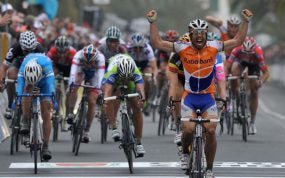 Óscar Freire celebra tras ganar en 2010 la Milán-San Remo por tercera vez en su carrera.