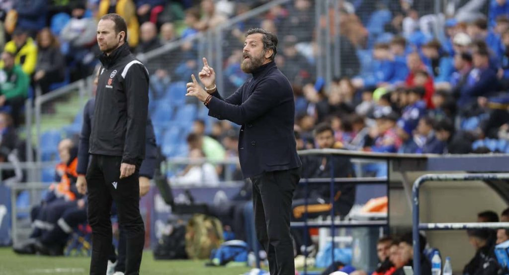 Quique Sánchez Flores da instrucciones desde el área técnica del Coliseum.