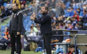 Quique Sánchez Flores da instrucciones desde el área técnica del Coliseum.