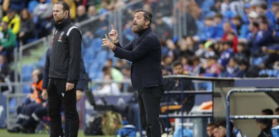 Quique Sánchez Flores da instrucciones desde el área técnica del Coliseum.