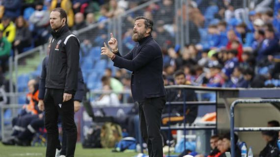 Quique Sánchez Flores da instrucciones desde el área técnica del Coliseum.