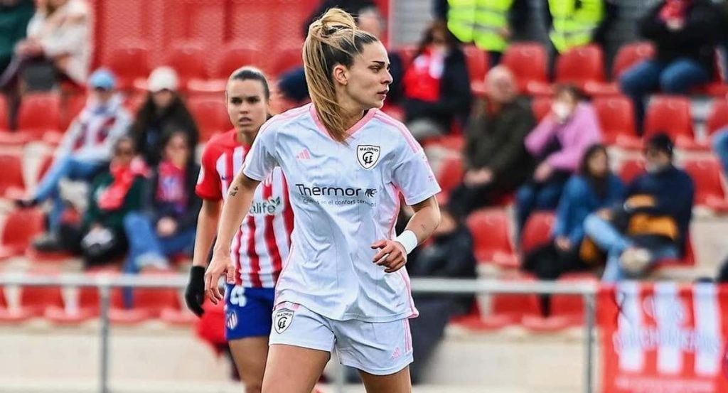 Gio Queiroz ante el Atlético de Madrid.