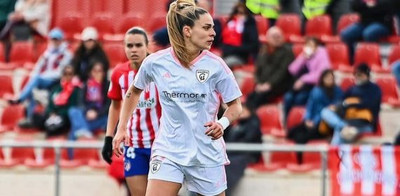 Gio Queiroz ante el Atlético de Madrid.