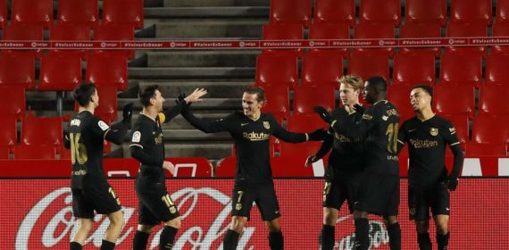 Griezmann, en su etapa en el Barcelona, saludado por Leo Messi.