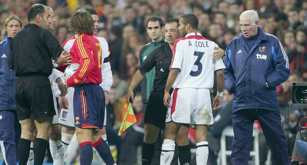 Ashley Cole es separado de Luis Aragonés en el España-Inglaterra de 2004.
