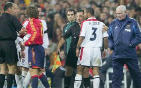Ashley Cole es separado de Luis Aragonés en el España-Inglaterra de 2004.