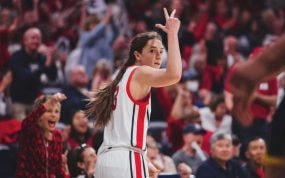 Helena Pueyo celebra uno de sus triples con las Wildcats.