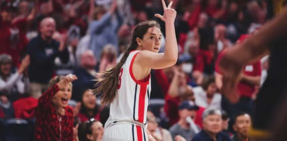 Helena Pueyo celebra uno de sus triples con las Wildcats.