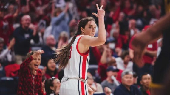 Helena Pueyo celebra uno de sus triples con las Wildcats.