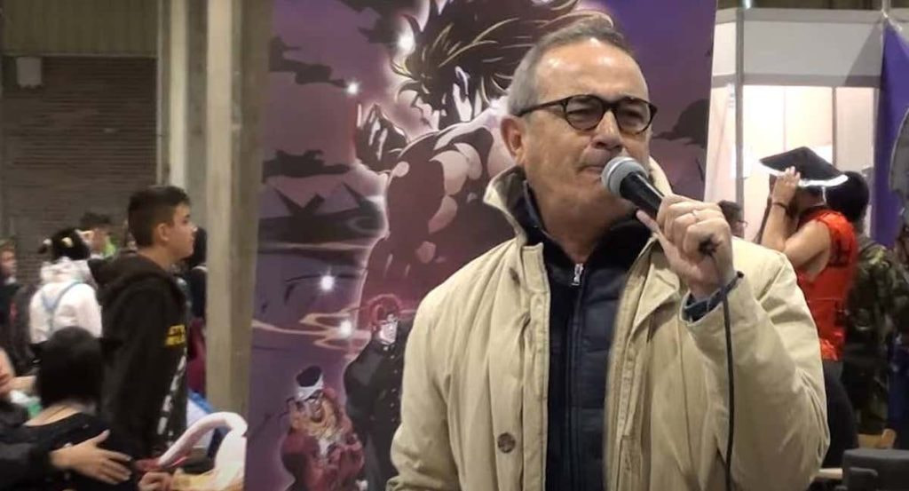 Jaime Costa entonando la canción de Dragon Ball.