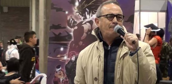 Jaime Costa entonando la canción de Dragon Ball.