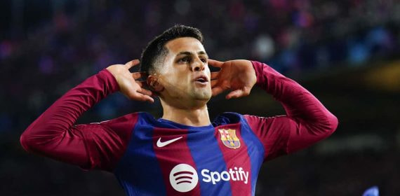 João Cancelo celebra su gol contra el Napoli.