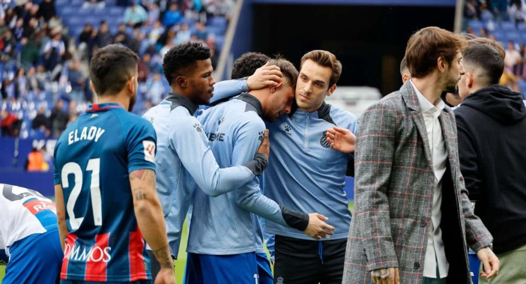 Jofre Carreras, respaldado por sus compañeros en el emotivo minuto de homenaje en el RCDE Stadium.