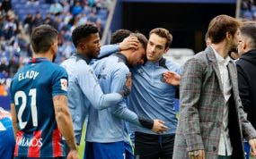 Jofre Carreras, respaldado por sus compañeros en el emotivo minuto de homenaje en el RCDE Stadium.