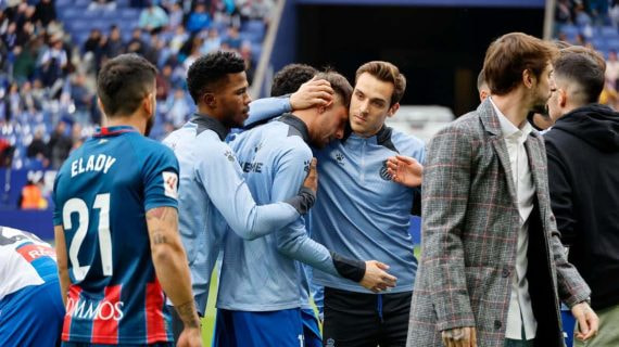Jofre Carreras, respaldado por sus compañeros en el emotivo minuto de homenaje en el RCDE Stadium.