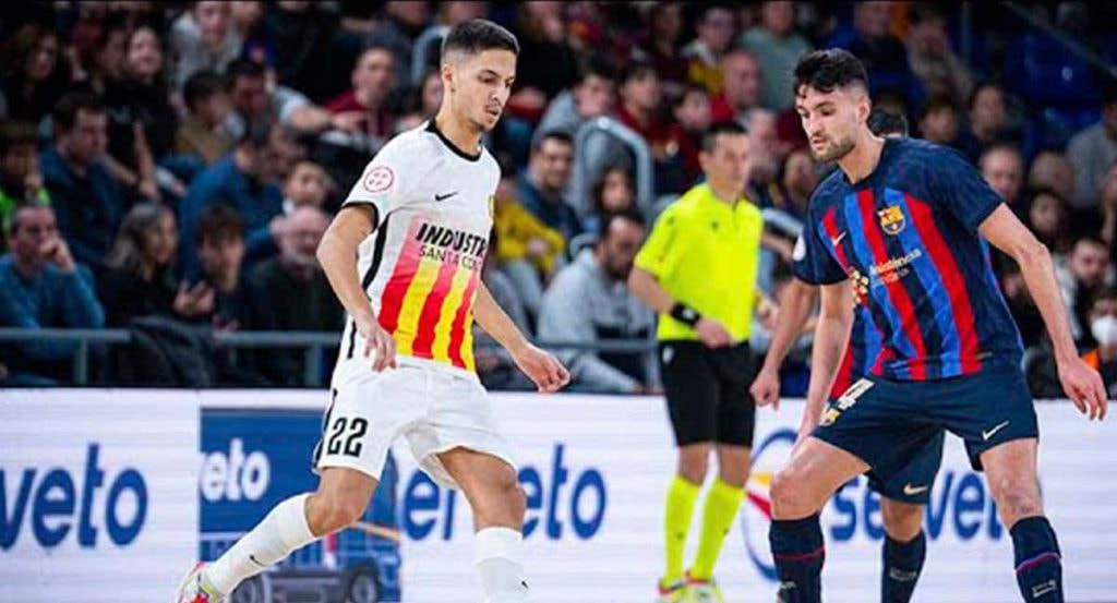 Khalid encara a André Coelho en un partido ante el Barça.