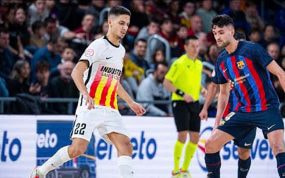 Khalid encara a André Coelho en un partido ante el Barça.