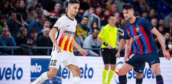 Khalid encara a André Coelho en un partido ante el Barça.