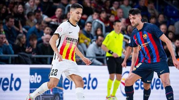 Khalid encara a André Coelho en un partido ante el Barça.