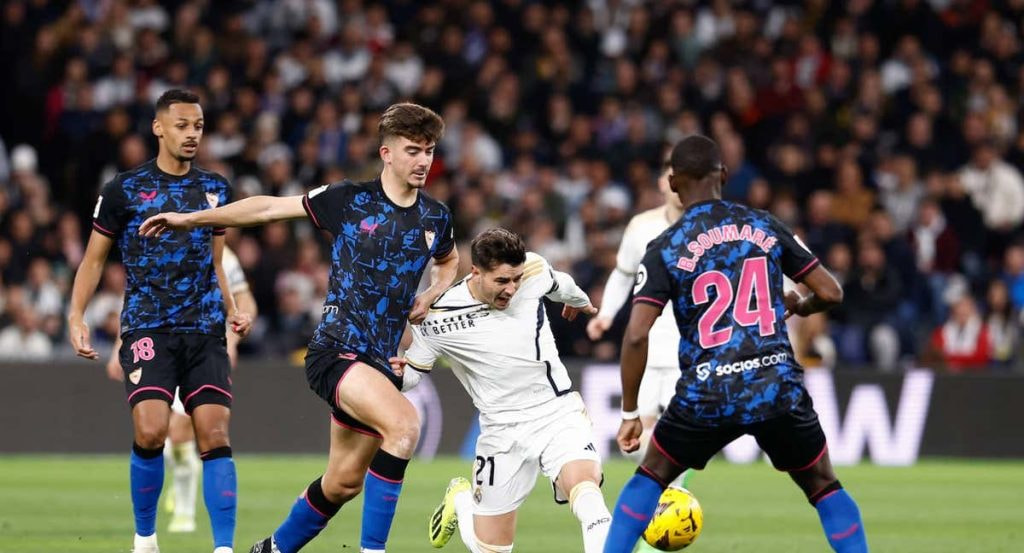 Kike Salas, pugna con Brahim en el partido ante el Real Madrid.
