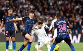 Kike Salas, pugna con Brahim en el partido ante el Real Madrid.