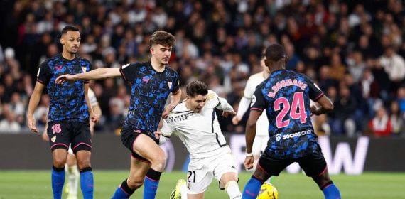 Kike Salas, pugna con Brahim en el partido ante el Real Madrid.